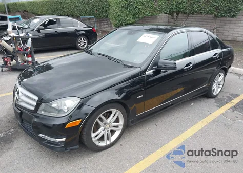 2012 Mercedes-Benz C 250 Sport z USA, uszkodzony, nr VIN WDDGF4HB8CR234435